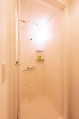 Ortak Ranzalı Oda, Sadece erkekler için, Ortak Banyo