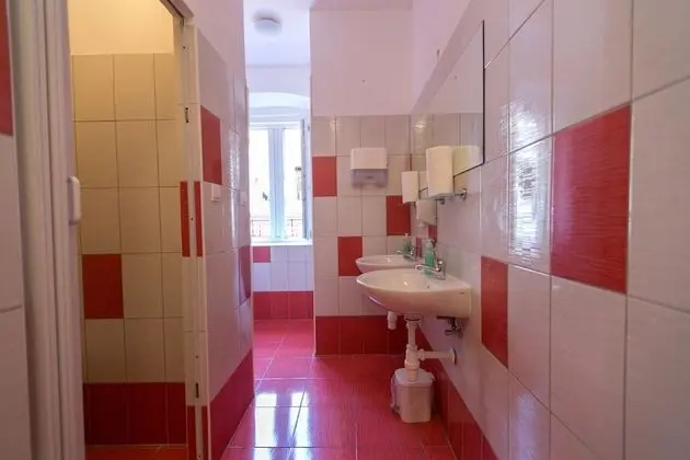 İki Ayrı Yataklı Oda, Ortak Banyo