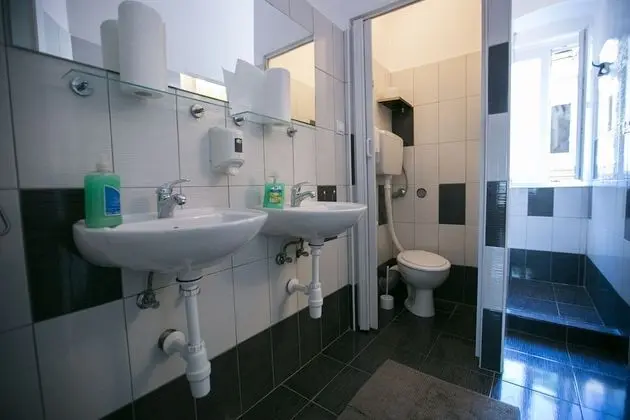 Tek Büyük Yataklı Oda, Ortak Banyo