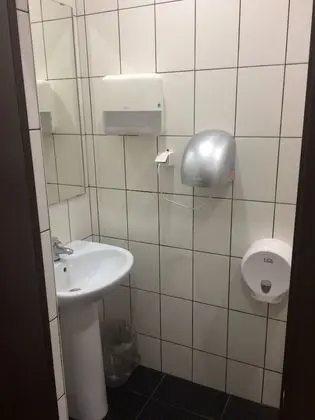 Dört Kişilik Oda, Ortak Banyo