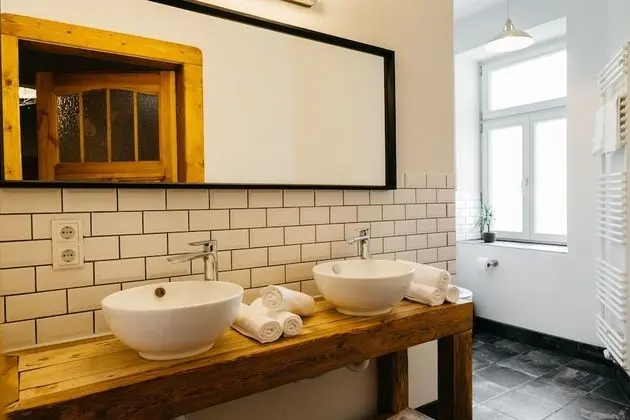 Tek Büyük Yataklı Oda, Ortak Banyo