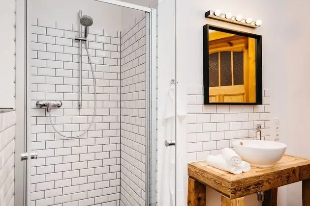 Tek Büyük Yataklı Oda, Ortak Banyo