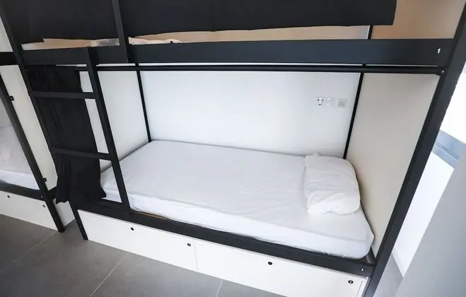 1 cama en habitación compartida de 10 camas, baño privado