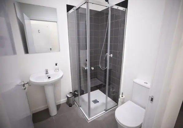 1 cama en habitación compartida de 10 camas, baño privado