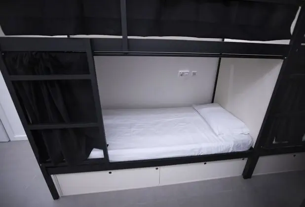 1 cama en habitación compartida de 8 camas, baño privado