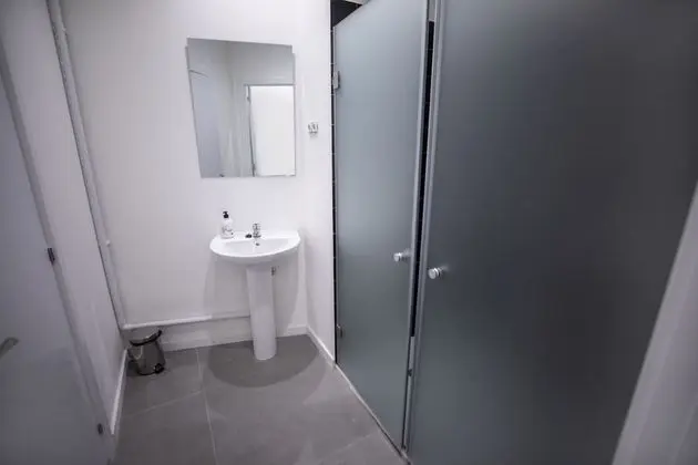 1 cama en habitación compartida de 8 camas, baño privado