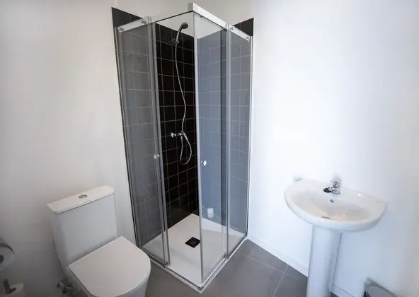 1 cama en habitación compartida de 8 camas, baño privado