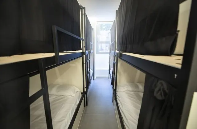 1 cama en habitación compartida mixta de 8 camas, baño privado