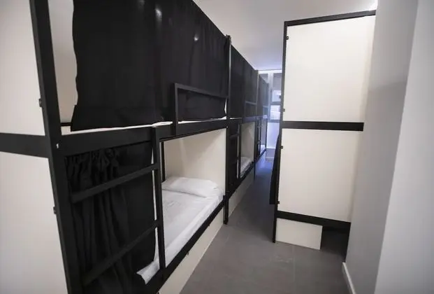 1 cama en habitación compartida mixta de 8 camas, baño privado