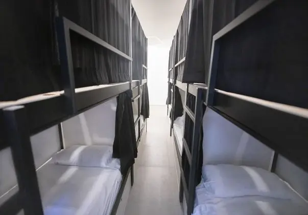 1 cama en habitación compartida mixta de 8 camas, baño privado