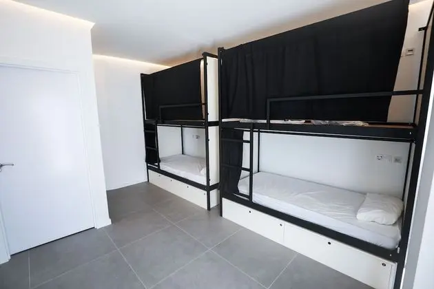 1 cama en habitación compartida mixta de 8 camas, baño privado