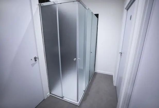 1 cama en habitación compartida mixta de 8 camas, baño privado