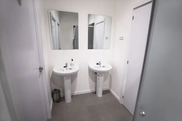1 cama en habitación compartida mixta de 8 camas, baño privado