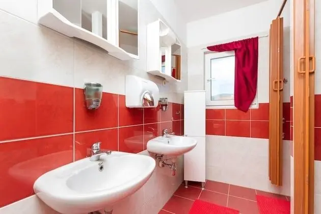 Ortak Ranzalı Oda, Karma Ranzalı Oda, Ortak Banyo, Bahçe Manzaralı