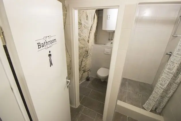 Tek Büyük Yataklı Oda, Ortak Banyo