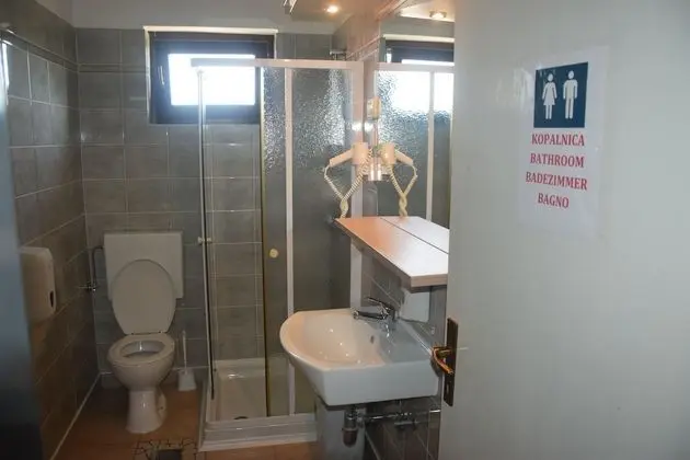 Dört Kişilik Oda, Ortak Banyo