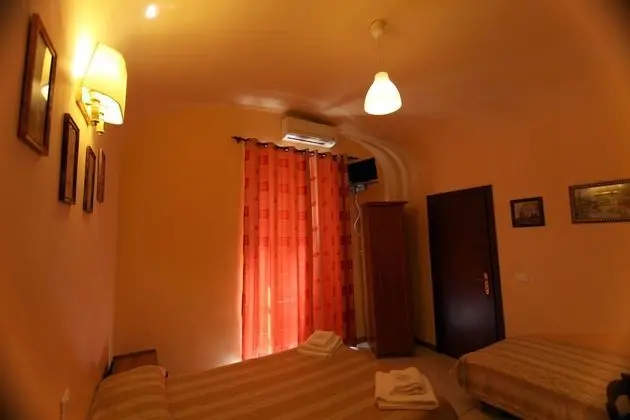 Üç Kişilik Oda