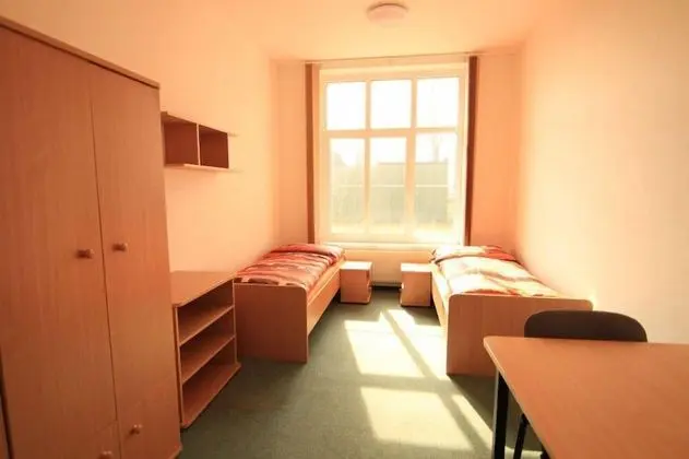 İki Ayrı Yataklı Oda, Ortak Banyo