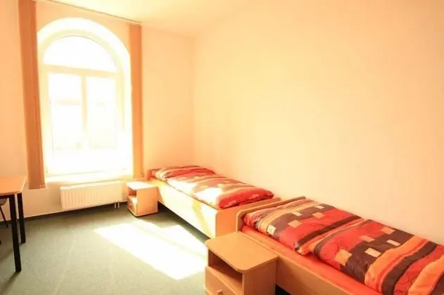 İki Ayrı Yataklı Oda, Ortak Banyo