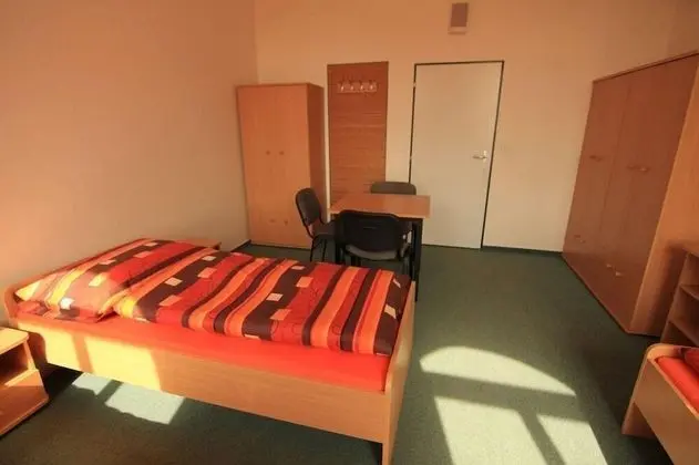 Üç Kişilik Oda, Ortak Banyo