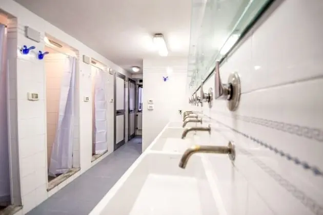 Ortak Ranzalı Oda, Karma Ranzalı Oda (Guelfi)