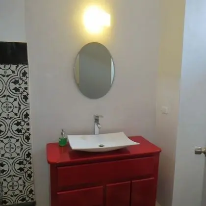 Private Room Queen Bed Shared Bathroom
