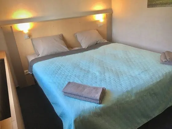 İki Ayrı Yataklı Oda, Ortak Banyo