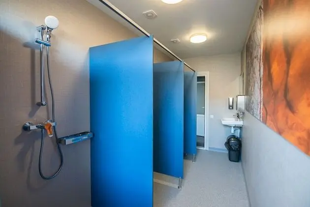 Üç Kişilik Oda, Ortak Banyo