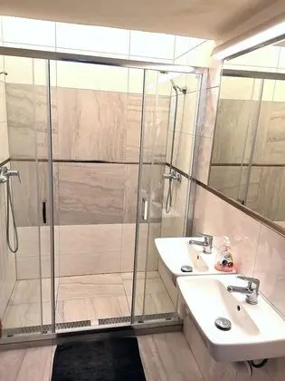 Economy Üç Kişilik Oda, Ortak Banyo