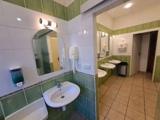 Economy Üç Kişilik Oda, Ortak Banyo