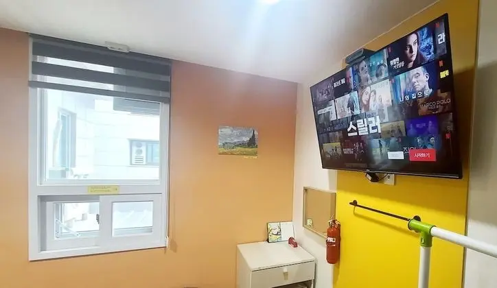 Deluxe Netflix Twin Room