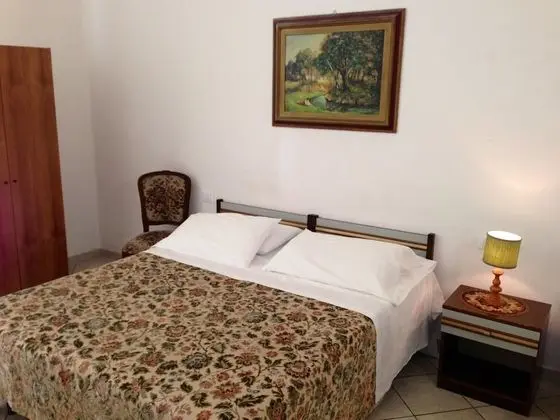 Tek Büyük veya İki Ayrı Yataklı Oda, Ortak Banyo
