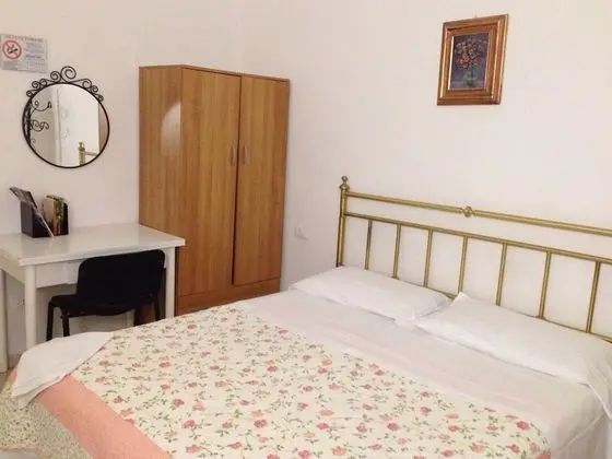 Tek Büyük veya İki Ayrı Yataklı Oda, Ortak Banyo