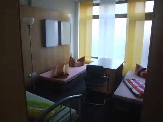 Basic Üç Kişilik Oda, Ortak Banyo (gemeinsame Küche)