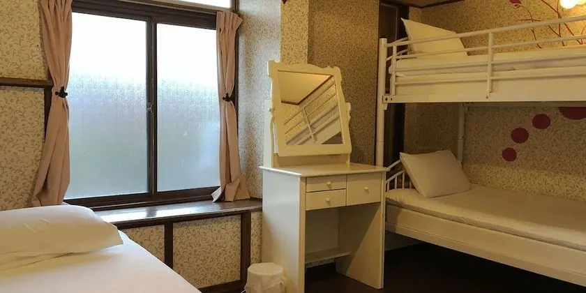 Basic Üç Kişilik Oda, Sigara İçilmez