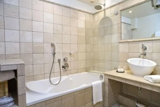 Superior Oda, 1 Çift Kişilik veya 2 Tek Kişilik Yatak, Küvet