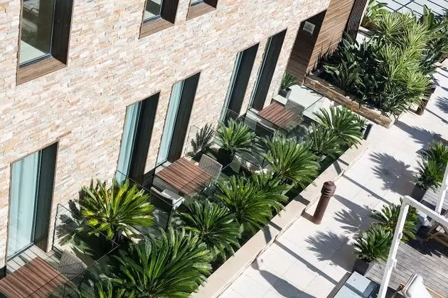 Superior Oda (pool side)