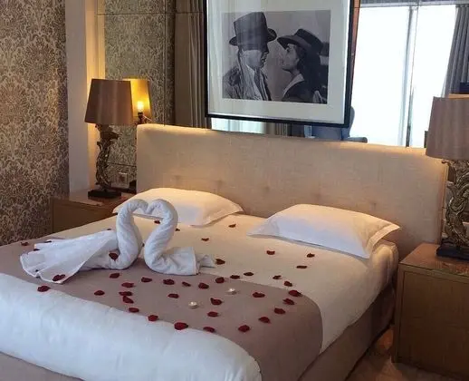 Superior Oda (pool side)