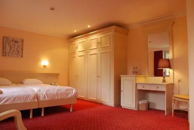 Junior Tek Büyük veya İki Ayrı Yataklı Oda