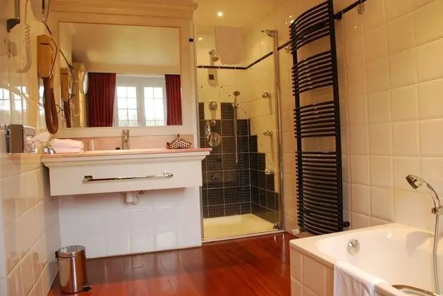 Junior Tek Büyük veya İki Ayrı Yataklı Oda