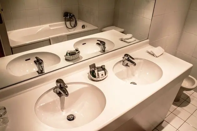 Traditional Tek Büyük Yataklı Oda