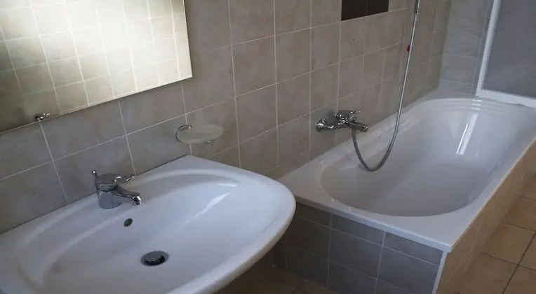 Ortak Ranzalı Oda, Ortak Banyo