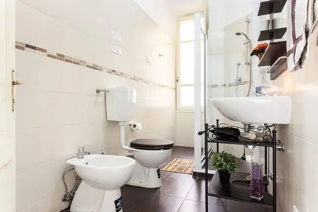 İki Ayrı Yataklı Oda, Ortak Banyo