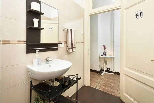 İki Ayrı Yataklı Oda, Ortak Banyo