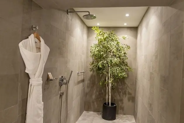 Design Tek Büyük Yataklı Oda (with Shower)