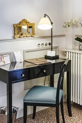 Superior Twin room - Complimentary soft minibar, courtesy tray, Chromecast - Snacks, digital press