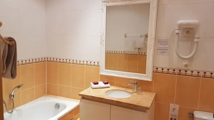 Basic Tek Büyük veya İki Ayrı Yataklı Oda