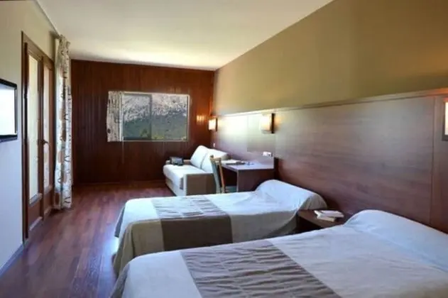 Üç Kişilik Oda