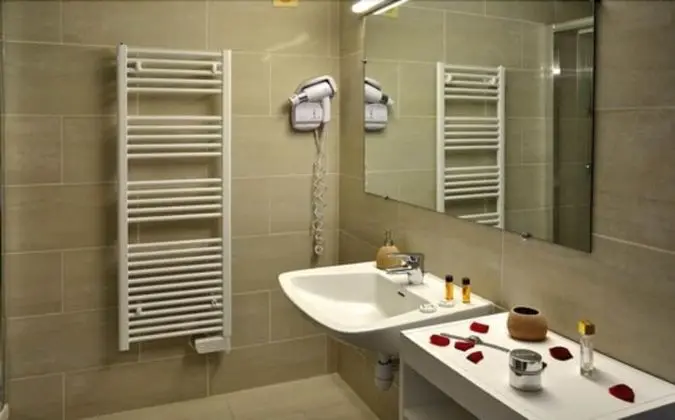 Üç Kişilik Oda