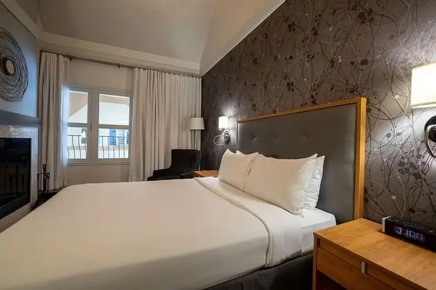 Junior Süit, 2 Büyük (Queen) Boy Yatak, Şömine